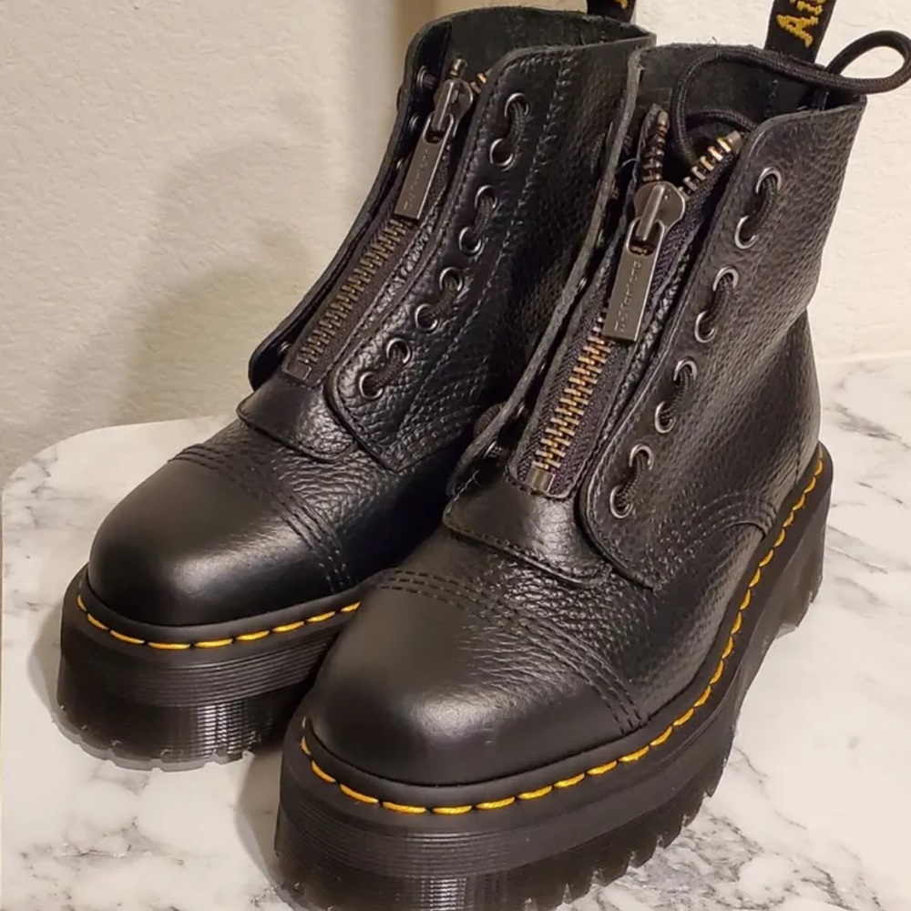 Dr martens size 6 . They are too small for me. I only worn them twice